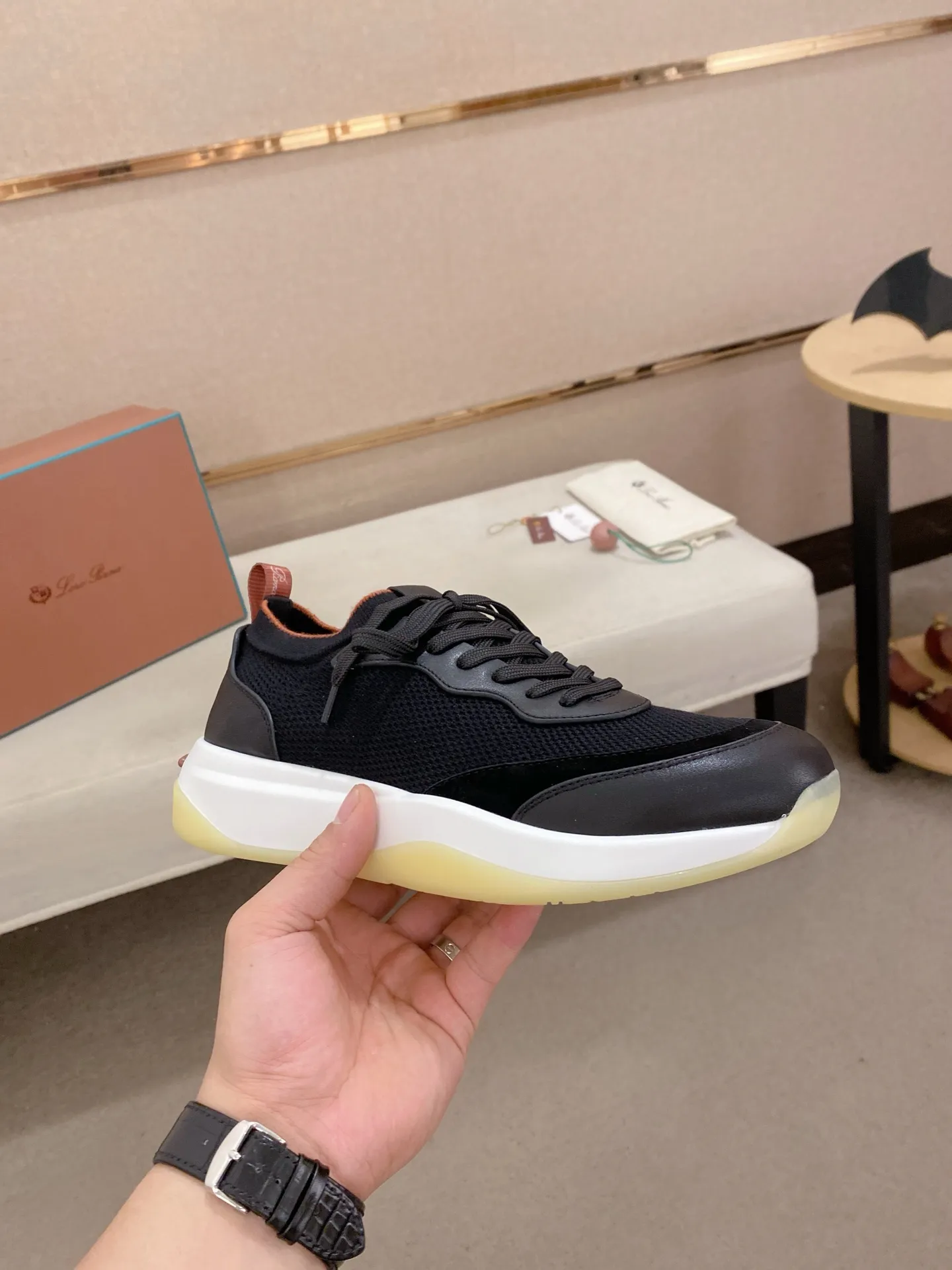 Men's shoes💰: 540💰🔥𝐥𝐨𝐫𝐨 𝐏𝐢𝐚𝐧𝐚 lp classic loafers, an Italian treasure brand, the only brand that can match Hermès! Only after wearing it do we realize that we can’t live up to our feet. The upper is made of imported first-layer cowhide with breathable fly-knit fabric, water-dyed cowhide foot pads, and the official original glass rubber outsole and pendant. Exclusive original packaging (tag ➕ brand paper ➕ outer box ➕ hand bag) code number: 38-44. Can be customized 45-46